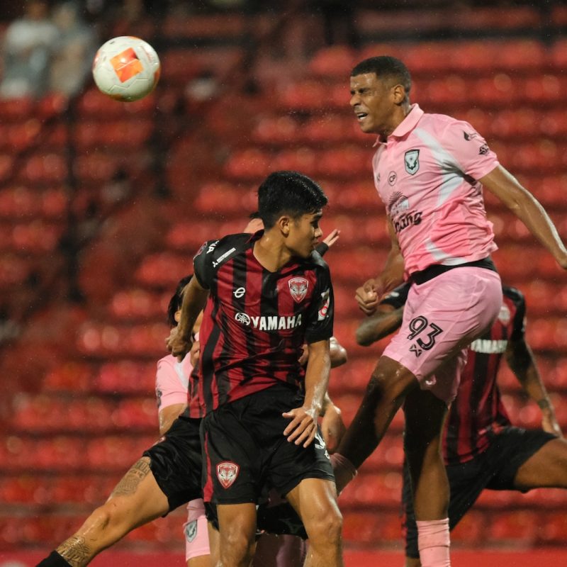 Match action from Muangthong United vs Sukhothai FC in the Thai League 1. | ภาพการแข่งขัน เมืองทอง ยูไนเต็ด พบ สุโขทัย เอฟซี ไทยลีก 1