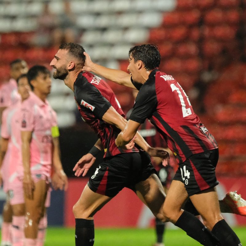 Match action from Muangthong United vs Sukhothai FC in the Thai League 1. | ภาพการแข่งขัน เมืองทอง ยูไนเต็ด พบ สุโขทัย เอฟซี ไทยลีก 1