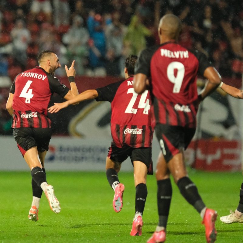 Match action from Muangthong United vs Sukhothai FC in the Thai League 1. | ภาพการแข่งขัน เมืองทอง ยูไนเต็ด พบ สุโขทัย เอฟซี ไทยลีก 1