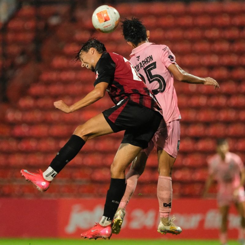 Match action from Muangthong United vs Sukhothai FC in the Thai League 1. | ภาพการแข่งขัน เมืองทอง ยูไนเต็ด พบ สุโขทัย เอฟซี ไทยลีก 1