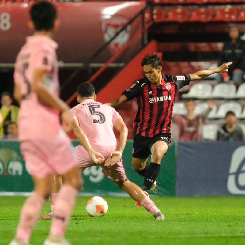 Match action from Muangthong United vs Sukhothai FC in the Thai League 1. | ภาพการแข่งขัน เมืองทอง ยูไนเต็ด พบ สุโขทัย เอฟซี ไทยลีก 1