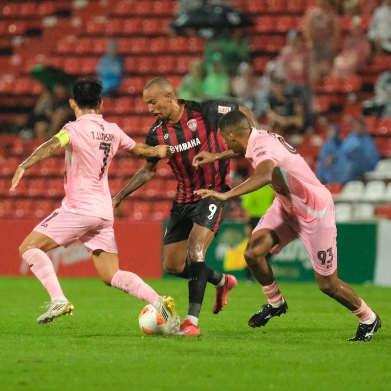 Match action from Muangthong United vs Sukhothai FC in the Thai League 1. | ภาพการแข่งขัน เมืองทอง ยูไนเต็ด พบ สุโขทัย เอฟซี ไทยลีก 1