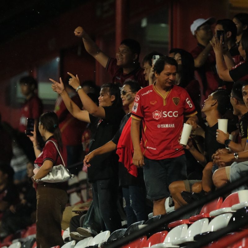 Match action from Muangthong United vs Sukhothai FC in the Thai League 1. | ภาพการแข่งขัน เมืองทอง ยูไนเต็ด พบ สุโขทัย เอฟซี ไทยลีก 1