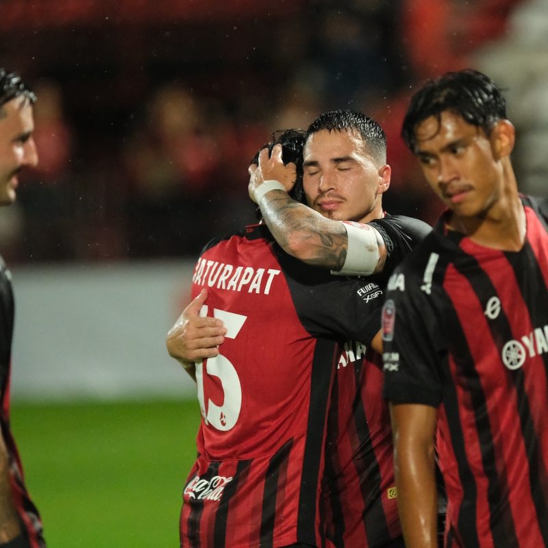 Match action from Muangthong United vs Sukhothai FC in the Thai League 1. | ภาพการแข่งขัน เมืองทอง ยูไนเต็ด พบ สุโขทัย เอฟซี ไทยลีก 1