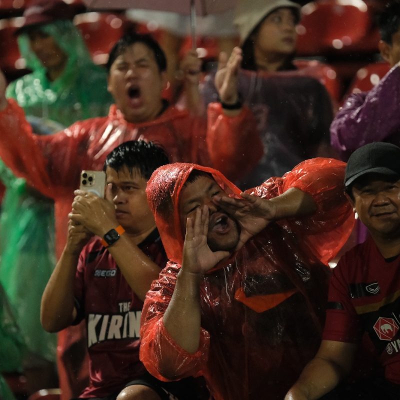 Match action from Muangthong United vs Sukhothai FC in the Thai League 1. | ภาพการแข่งขัน เมืองทอง ยูไนเต็ด พบ สุโขทัย เอฟซี ไทยลีก 1