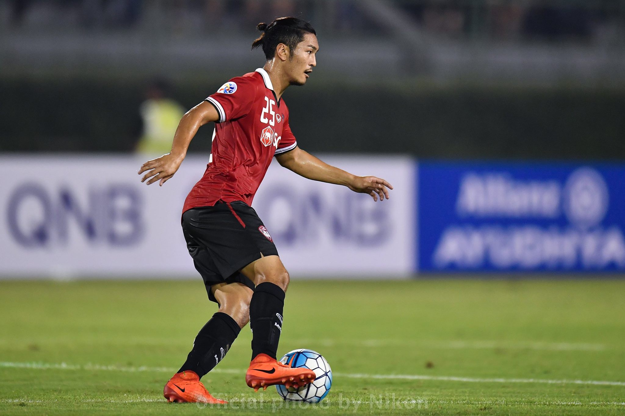 Adisorn Promrak in action for Muangthong United